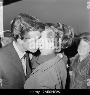 Rudi Carrell won the silver rose. Rudi Carrell with wife Date: 25 april 1964 Location: Noord-Holland, Schiphol Keywords: arrivals Personal name: Carrell, Rudi Institution name: Silver Rose Stock Photo