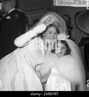 Marriage Anneke Grönloh with Wim Jaap van der Laan, Anneke Grönloh with her bridesmaid niece Carla Date: August 31, 1964 Keywords: marriages, girls, singers Personal name: Grönloh, Anneke Stock Photo