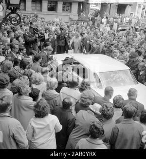 Marriage Anneke Grönloh with Wim Jaap van der Laan, crowds in front of the town hall Date: 31 August 1964 Keywords: cars, marriages, public Stock Photo