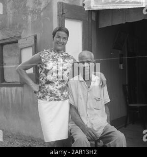 Rika Jansen sees her savior on Curacao after 32 years, Rika Jansen and her savior Johnny Martis Date: 15 January 1965 Location: Curaçao Keywords: singers Personal name: Jansen, Rika, Martis , Johnny Stock Photo