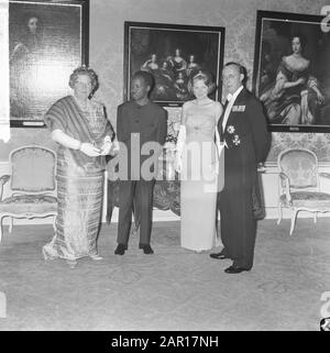 State visit President Nyerere of Tanzania, gala dinner at Huis ten Bosch v.l.n.r. Queen Juliana, President Nyerere, Princess Beatrix and Prince Date: April 21, 1965 Keywords: queens, receipts, State visits Personal name: Beatrix, princess, Bernhard (prince Netherlands), Juliana (queen Netherlands), Nyerere, Julius Stock Photo