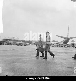 Richard Burton filming today at Schiphol Airport, scene recording on the platform [recordings film The Spy Who Came in from the Cold] Date: April 26, 1965 Location: Noord-Holland, Schiphol Keywords: actors, films, movie stars, airports Personal name: Burton Richard Stock Photo