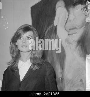 Jean Shrimpton (photo model) exhibition opened at Galerie Krikhaar in Amsterdam Date: 17 september 1965 Location: Amsterdam, Noord-Holland Keywords: exhibitions Personal name: Gallery Krikhaar, Jean Shrimpton Stock Photo