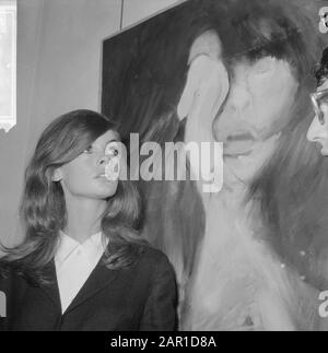 Jean Shrimpton (photo model) exhibition opened at Galerie Krikhaar in Amsterdam Date: 17 september 1965 Location: Amsterdam, Noord-Holland Keywords: exhibitions Personal name: Gallery Krikhaar, Jean Shrimpton Stock Photo