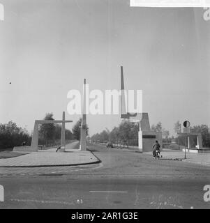 Two sports parks, next Saturday by Alderman Carriage opened  Entrance new sportpark Ookmeer Date: 22 October 1965 Location: Amsterdam, Noord-Holland Keywords: art, sports accommodations Personal name: Carriage, Peter John Stock Photo