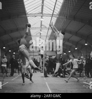 Autumn tournament for schools (presumably) at the RAI in Amsterdam  Game moment volleyball match Date: November 1, 1965 Location: Amsterdam, Noord-Holland Keywords: sports, tournaments, volleyball Institution name: RAI Stock Photo