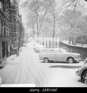 Prinsengracht in Amsterdam in the snow at eight o'clock in the morning Date: 27 november 1965 Location: Amsterdam, Noord-Holland Keywords: cars, canals, snow, city images Stock Photo