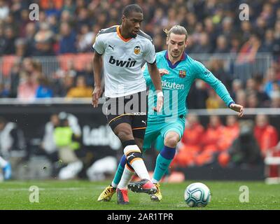 Mestalla, Valencia, Spain. 25th Jan, 2020. La Liga Football, Valencia versus Barcelona; Geoffrey Kondogbia of Valencia CF is challenged by Antoine Griezmann of FCB Credit: Action Plus Sports/Alamy Live News Stock Photo