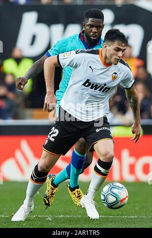 Mestalla, Valencia, Spain. 25th Jan, 2020. La Liga Football, Valencia versus Barcelona; Maxi Gomez of Valencia CF is challenged by Defender Umtiti of FCB Credit: Action Plus Sports/Alamy Live News Stock Photo