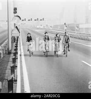 Carless Sunday in connection with the oil boycott  Cyclists on the motorway Date: 4 November 1973 Keywords: motorways, car-free Sundays, cyclists, oil boycott, oil crisis Stock Photo