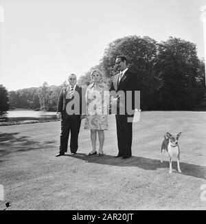 Queen Juliana receives Prime Minister of Suriname and Netherlands Antilles on Soestdijk; Evertsz, Her Majesty, Arron and Dog Sara Date: May 17, 1974 Keywords: queens, receipts, premiers Personal name: Arron, Henck, Evertsz, J.M.G., Juliana (queen Netherlands) Stock Photo