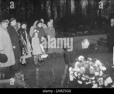 KNVB 60 years wreath laying at grave Wim Andriessen Date: 8 December 1949 Keywords: wreaths Personal name: Andriessen, Wim Stock Photo