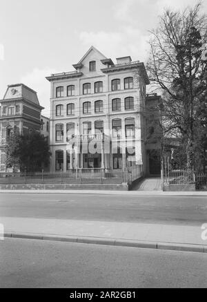 [office villa at the Velperweg in Arnhem] Annotation: The villa houses several organizations. On the signs you can read Provincial? Commissioner for Gelderland Christian Farmers and Gardensbond Ministry of Agriculture and Fisheries, Cultural Technical Service. The building and the other villa no longer exist. Both buildings stood near the Vosdijk and were demolished in 1967 to make way for the new building of the office of the then Postcheque and Girodienst (later ING). This office is empty anno 2016 Date: undated Location: Arnhem Keywords: exterior, buildings Person name: ltd, velperweg Stock Photo