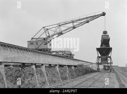 cleaning waste water, handling urban waste, large crane Date: undated Location: Drenthe, Wijster Keywords: large tap, cleaning wastewater, handling urban waste Institution name: VAM Stock Photo