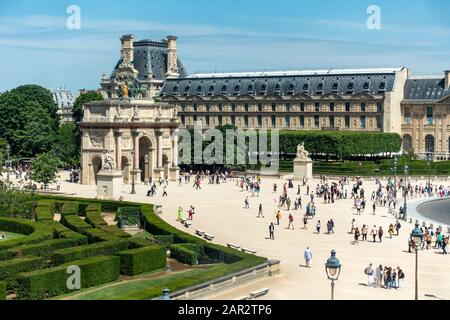 Elevated view of Arc de Triomphe du Carrousel and Cour Napoléon, with Richelieu Wing in background, Louvre Museum (Musée du Louvre), Paris, France Stock Photo