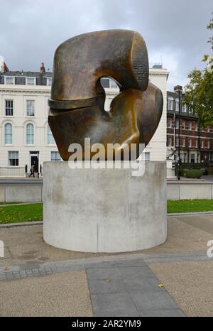 Henry Moore's Locking Piece sculpture, Riverside Walk Gardens, Millbank ...