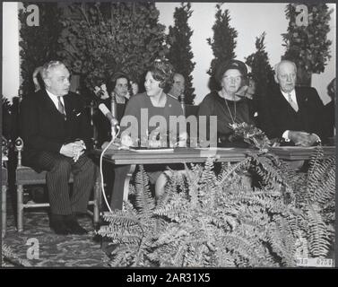 series 019-0754 t/m 019-0756 Commemoration 500 years States-General in the Ridderzaal Date: January 9, 1964 Location: The Hague, Zuid-Holland Keywords: offers, books, commemorations, queens, royal house, princesses Personal name: Beatrix, princess, Juliana (queen Netherlands), Stoffels-van Haaften, J.M., Thiel, P.J. van Institutioningsnaam: Ridderzaal Stock Photo