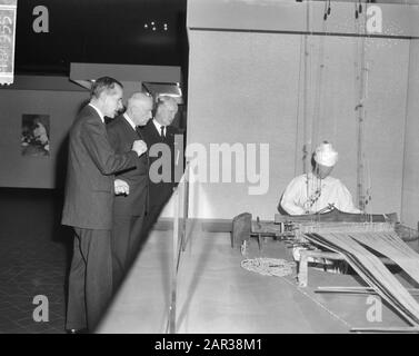 Opening of an exhibition on the Wah, an agricultural community in Pakistan, at the Royal Institute for the Tropics by Alderman Carriage in Amsterdam  Alderman Carriage in the company of a number of men while viewing one of the setups Date: 25 November 1965 Location: Amsterdam, Noord-Holland Keywords: populations, exhibitions, weaving Personal name: Carriage, P.J. Stock Photo