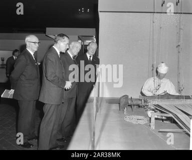 Opening of an exhibition on the Wah, an agricultural community in Pakistan, at the Royal Institute for the Tropics by Alderman Carriage in Amsterdam  Alderman Carriage in the company of a number of men while viewing one of the setups Date: 25 November 1965 Location: Amsterdam, Noord-Holland Keywords: populations, exhibitions, weaving Personal name: Carriage, P.J. Stock Photo