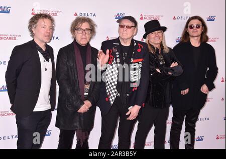 LOS ANGELES, CA - JANUARY 24: (L-R) Daxx Nielsen, Tom Petersson, Rick Nielsen, Robin Zander and Robin Taylor Zander Jr. of Cheap Trick attend the 2020 MusiCares Person Of The Year Honoring Aerosmith at West Hall At Los Angeles Convention Center on January 24, 2020 in Los Angeles, California. Stock Photo