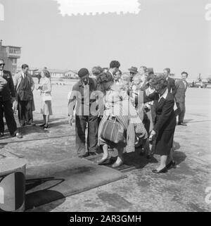 Schiphol departure brides to New Zealand Date: 5 July 1952 Location: Amsterdam, Noord-Holland Keywords: brides, airports Institution name: Schiphol Stock Photo