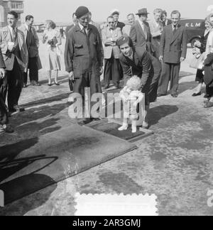Schiphol departure brides to New Zealand Date: 5 July 1952 Location: Amsterdam, Noord-Holland Keywords: brides, airports Institution name: Schiphol Stock Photo
