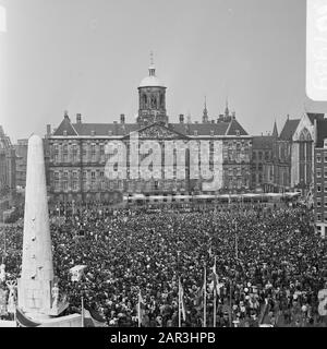 Throne change April 30, views of the Dam Square (direction Palace) Date: April 30, 1980 Keywords: Throne changes, palaces