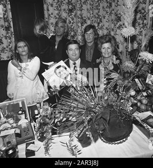 Willy Alberti, 35 years artist, Willy with plate between flowers Date: October 15, 1973 Keywords: singers Person name: Alberti, Willy Stock Photo