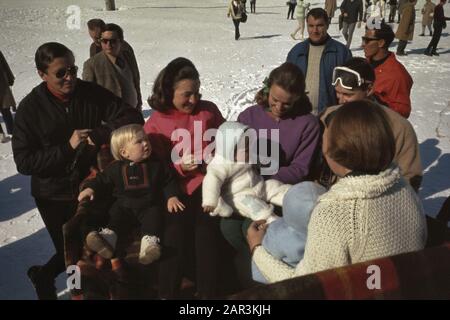 Royal family in Lech for the annual winter holiday  Royal Family in hreslee; Prince Claus, Prince Willem-Alexander, Princess Margriet, Prince Maurits, Princess Irene, Prince Carel Hugo. Princess Beatrix seen on the back with Prince Johan Friso Date: 8 March 1969 Location: Lech, Austria Keywords: Royal family, holidays Personal name: Beatrix (Princess Netherlands), Carlos Hugo de Bourbon Parma (Prince Spain), Claus (Prince Netherlands), Irene (Princess Netherlands), Johan Friso (prince Netherlands), Margriet (princess Netherlands), Maurits (prince Netherlands), Willem-Alexander (prince Netherla Stock Photo