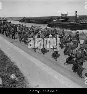 Capitulation: Den Helder [embarkation of Germans] [German prisoners of ...