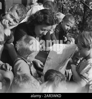 The work of the Stichting War Foster Children in the field of care of children of N.S.B.-ers  Children are read aloud Date: October 1945 Keywords: education, Second World War  : Breijer, Charles/Anefo Stock Photo