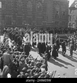 Visit Churchill to the Netherlands (May 1946)  Promotion Churchill en route to church Date: May 10, 1946 Keywords: CHURCH, PROMOTION Personal name: Churchill, Winston Stock Photo