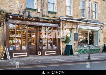 Mr Simms Olde Sweet Shoppe. Old Sweet Shop and The Tea Set tea room. Chipping Norton, Cotswolds, Oxfordshire, England Stock Photo