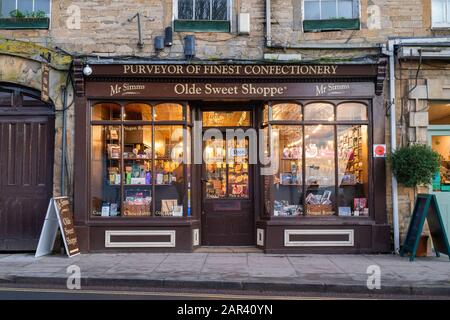 Mr Simms Olde Sweet Shoppe. Old Sweet Shop, Chipping Norton, Cotswolds, Oxfordshire, England Stock Photo