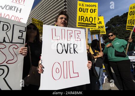 Los Angeles, USA. 15th Mar, 2019. A protester holds a placard that says life over oil during the demonstration.No War in Iran protest against the Trump Administration's military actions and economic sanctions against Iran. Organizers called on Trump to withdraw U.S. troops from Iraq and not to drag the U.S. into a war in the Middle East. Credit: Ronen Tivony/SOPA Images/ZUMA Wire/Alamy Live News Stock Photo