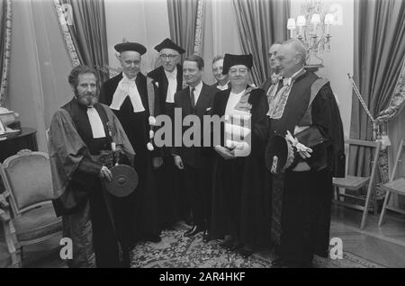 Three French honorary doctorates awarded to Dutch professors at French Embassy, The Hague. Tinbergen (left) receives honorary doctorate from J. Roche (Paris). Also: R. Braun (Nice), Chr. Margerie (ambassador)/Date: 27 February 1970 Location: The Hague, Zuid-Holland Keywords: EREDOCTORATEN, PROFESSORS, embassies Personal name: Roche Stock Photo