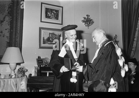 Three French honorary doctorates awarded to Dutch professors at French Embassy, The Hague. Tinbergen (left) receives honorary doctorate from Jean Roche (rector Paris)/Date: 27 February 1970 Location: The Hague, Zuid-Holland Keywords: EREDOCTORATES, PROFESSORS, embassies Personal name: Roche Stock Photo