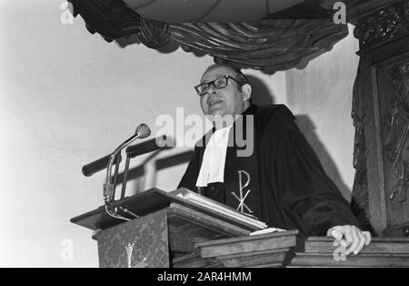 Three French honorary doctorates awarded to Dutch professors at French Embassy, The Hague. Overview see 233060 fleet pastors parting/Date: February 27, 1970 Location: Den Haag, Zuid-Holland Keywords: EREDOCTORATEN, PREDIKANS, embassies Stock Photo