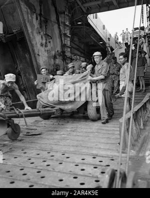 Shipping of the U-Brigade from Batavia to Padang (3rd series)  An artillery piece is disembarked Date: November 1946 Location: Indonesia, Dutch East Indies, Padang, Sumatra Stock Photo