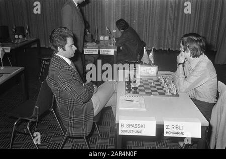 Bobby Fischer at Hilton Hotel in Amsterdam for discussions with FIDE  chairman Max Euwe (right) about the two-camp to the world championship with Boris  Spassky Date: 31 January 1972 Location: Amsterdam, Noord-Holland