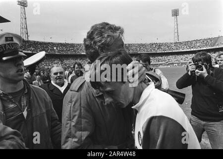 Feyenoord against PEC, with farewell Johan Cruijff; Cruijff says goodbye to trainer Libregts (half visible) Date: May 13, 1984 Location: Rotterdam Keywords: sport, trainers, football, footballers Personal name: Cruijff, Johan, Libregts, Thijs Institution name: Feyenoord Stock Photo