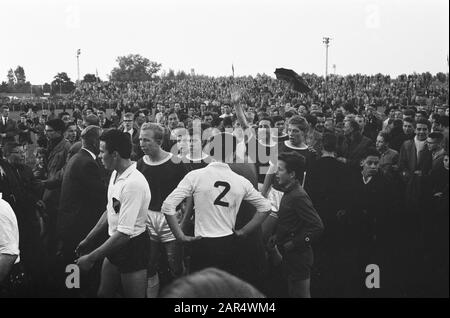 Final KNVB cup Ajax against NAC. Captain Henk Groot and the KNVB Cup Date:  June 14, 1961 Keywords: sport, football Institution name: AJAX, NAC Stock  Photo - Alamy