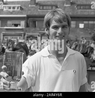 Dutch tennis championships 1971 Scheveningen, Fred Hemmes with cup; Stock Photo