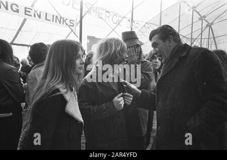 Demonstrative parade in Amsterdam by the Communist Party  Fré Meis speaks with youngsters Date: March 27, 1971 Location: Amsterdam, Noord-Holland Keywords: demonstrations, politicians, banners Personal name : Meis, Fré Institution name: CPN Stock Photo
