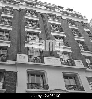 Pariser Bilder [The street life of Paris]  Facade with French balconies Date: 1965 Location: France, Paris Keywords: balconies, buildings, facades