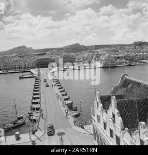 Journey to Suriname and the Netherlands Antilles  View of the Emma Bridge, a pontoon bridge over the St. Annabaai in Willemstad on Curaçao, seen from the tower of the office of the Royal Netherlands Stoomvaart Maatschappij Date: 1947 Location: Curaçao, Willemstad Keywords: bridges Institution name: Emmabrug Stock Photo