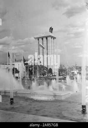 World Exhibition Paris 1937  The German pavilion with water feature, fountains and flags Date: 1937 Location: France, Paris Keywords: architecture, fountains, flags, world exhibitions Stock Photo