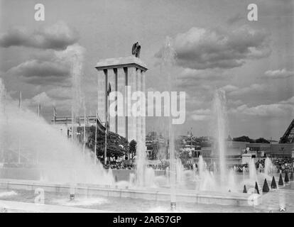 World Exhibition Paris 1937  The German pavilion with water feature, fountains and flags Date: 1937 Location: France, Paris Keywords: architecture, fountains, flags, world exhibitions Stock Photo