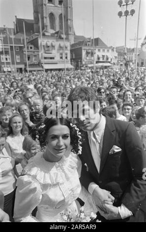 Marriage Rob de Nijs and Elly Hesseling in Bergen op Zoom. Rob de Nijs en Elly Hesseling Date: 30 July 1968 Location: Bergen op Zoom Keywords: marriages, singers Person name: Hesseling Elly, Nijs, Rob de Stock Photo