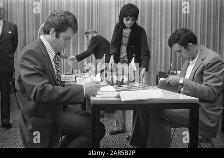 Bobby Fischer at Hilton Hotel in Amsterdam for discussions with FIDE  chairman Max Euwe (right) about the two-camp to the world championship with Boris  Spassky Date: 31 January 1972 Location: Amsterdam, Noord-Holland